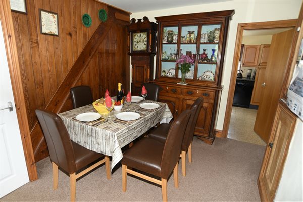 dining room with second tv at Llwyn Beuno-llynholidays.wales